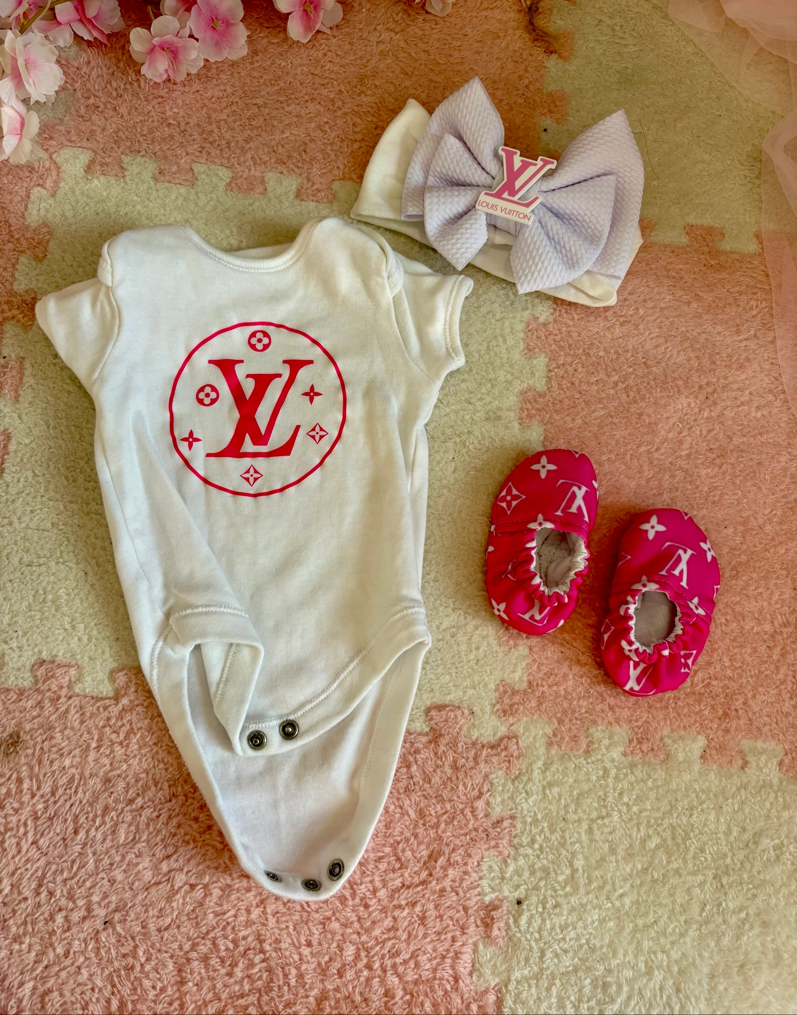 Ensemble bébé 3 mois body + bandeau + chaussons rose & blanc – Très bon état
